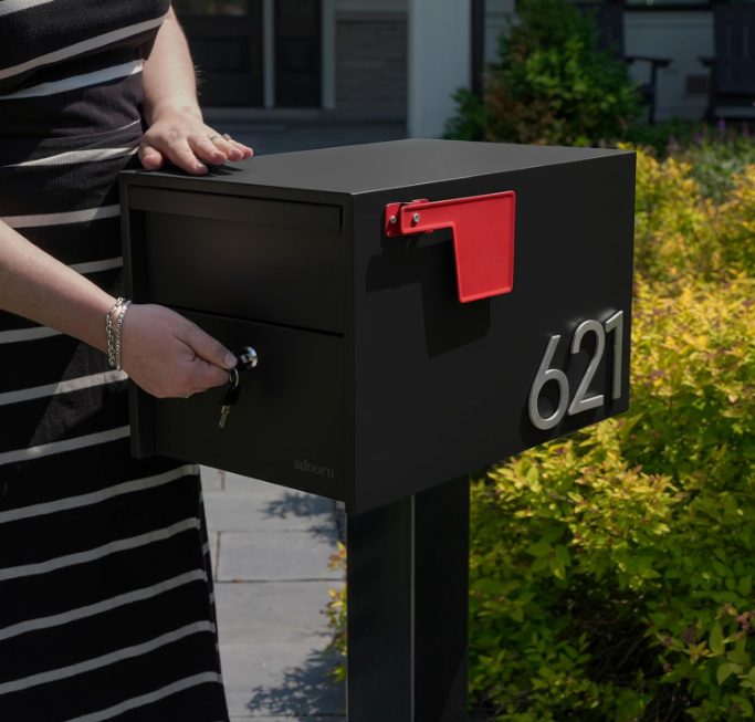 Lockable Post Mount Mailbox | Small (Black)